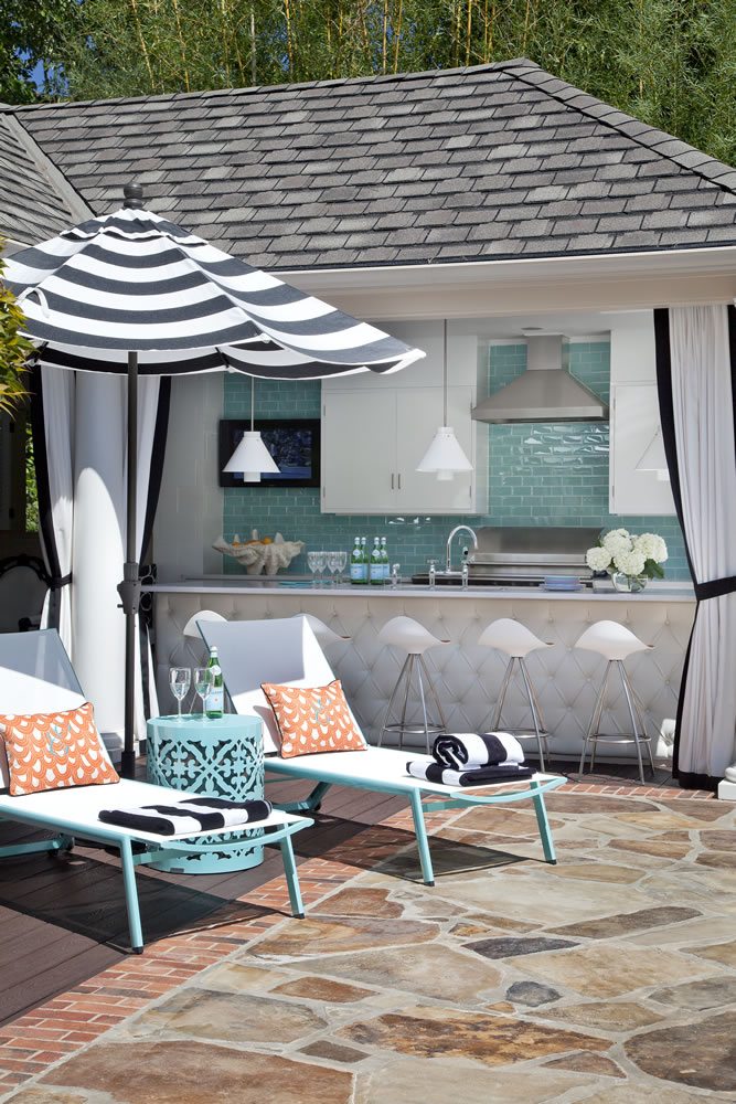 Cute outdoor space - backyard bar