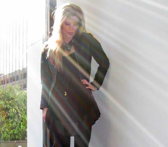 all black outfit, sun rays, art gallery, 2009 style, fashion