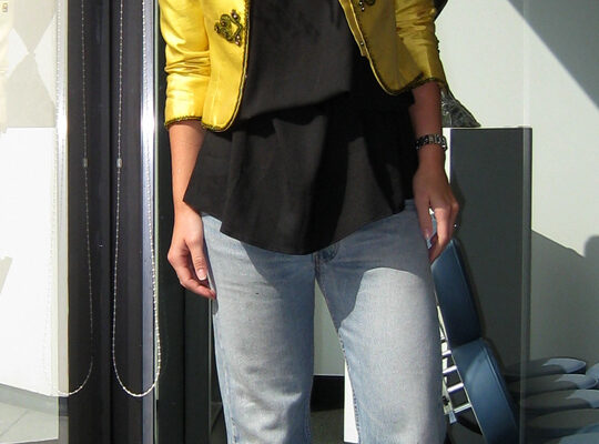 cropped yellow jacket and vintage levis jeans