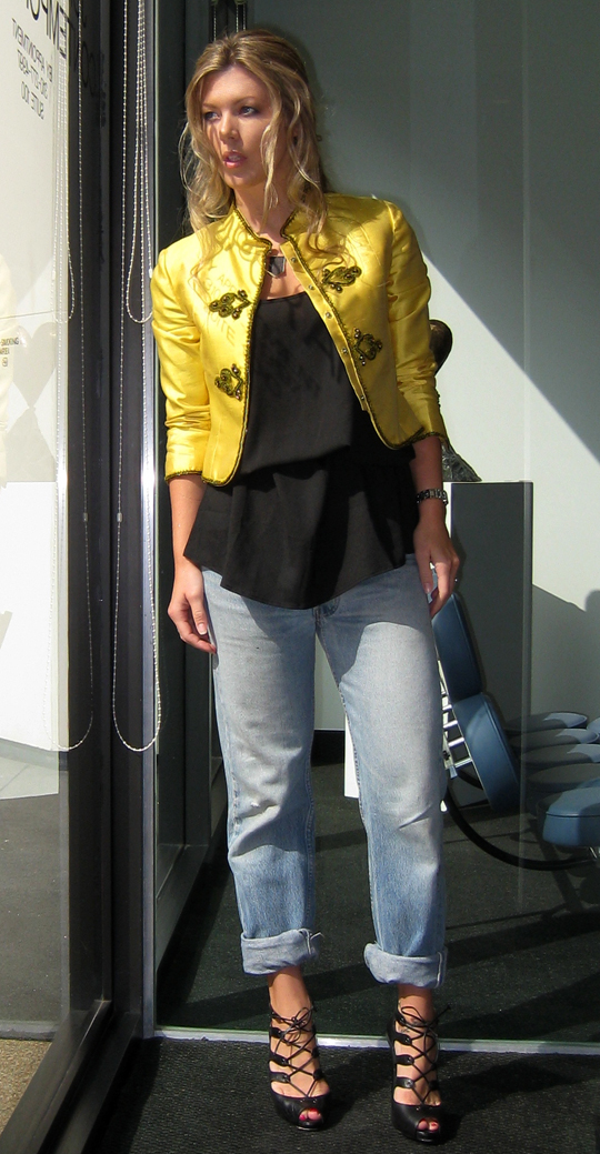 cropped yellow jacket and vintage levis jeans