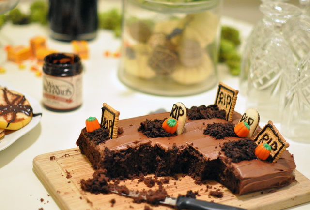 graveyard cake for halloween