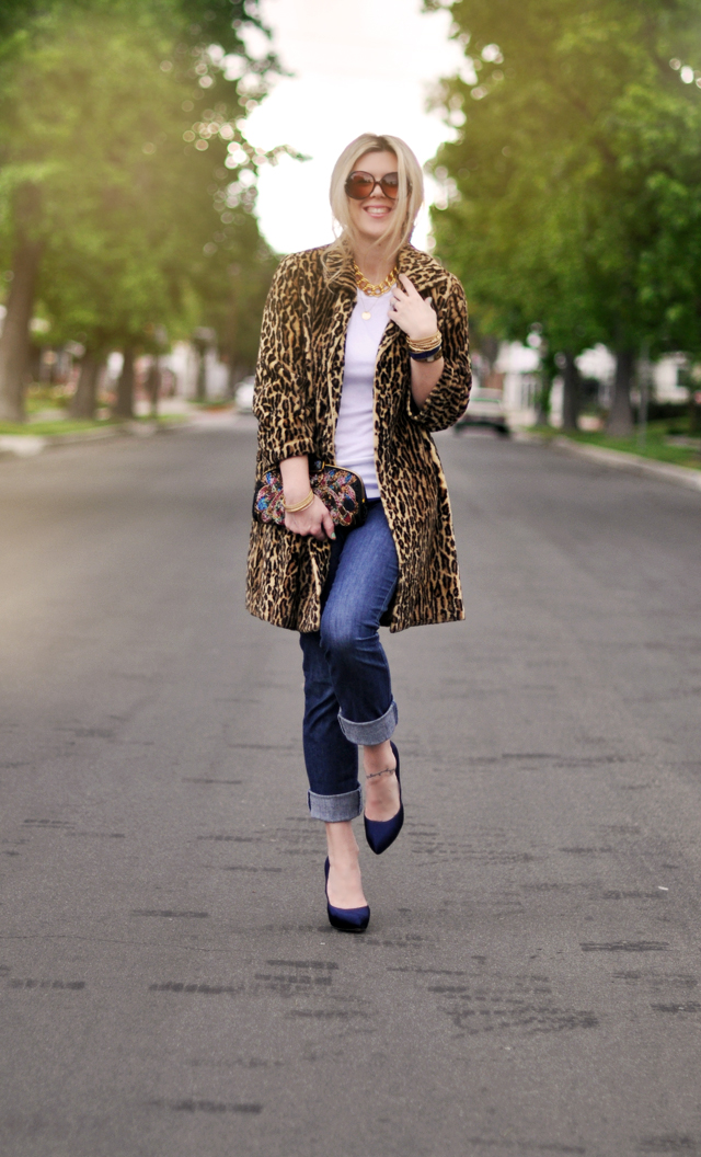 how to wear a leopard coat - fall 2018 - jeans and a white tshirt