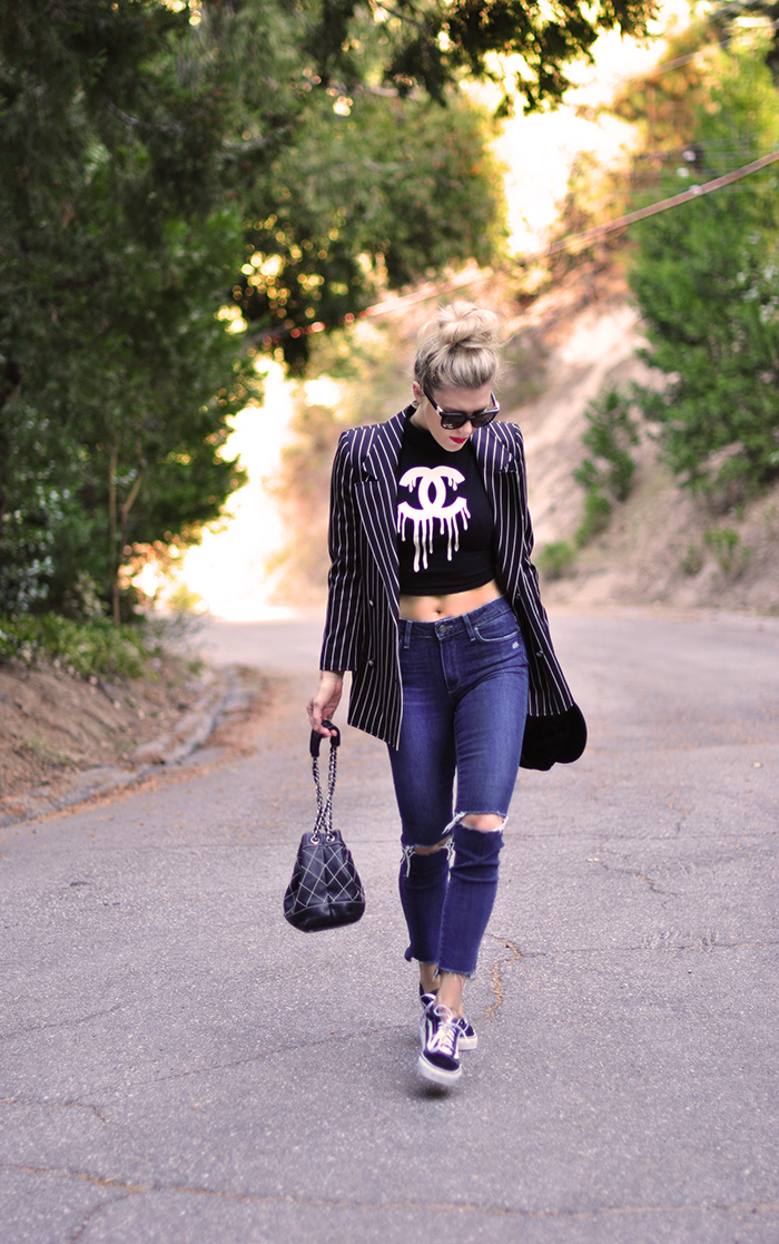 crop top-jeans-blazer-chanel