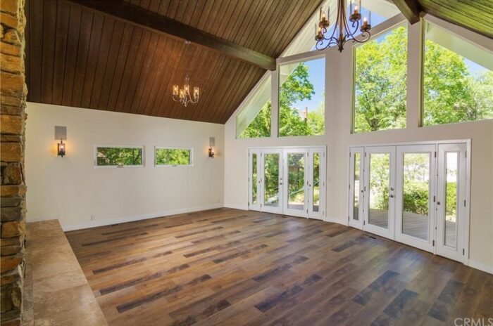 lake arrowhead house for sale - open floor plan and lots of light