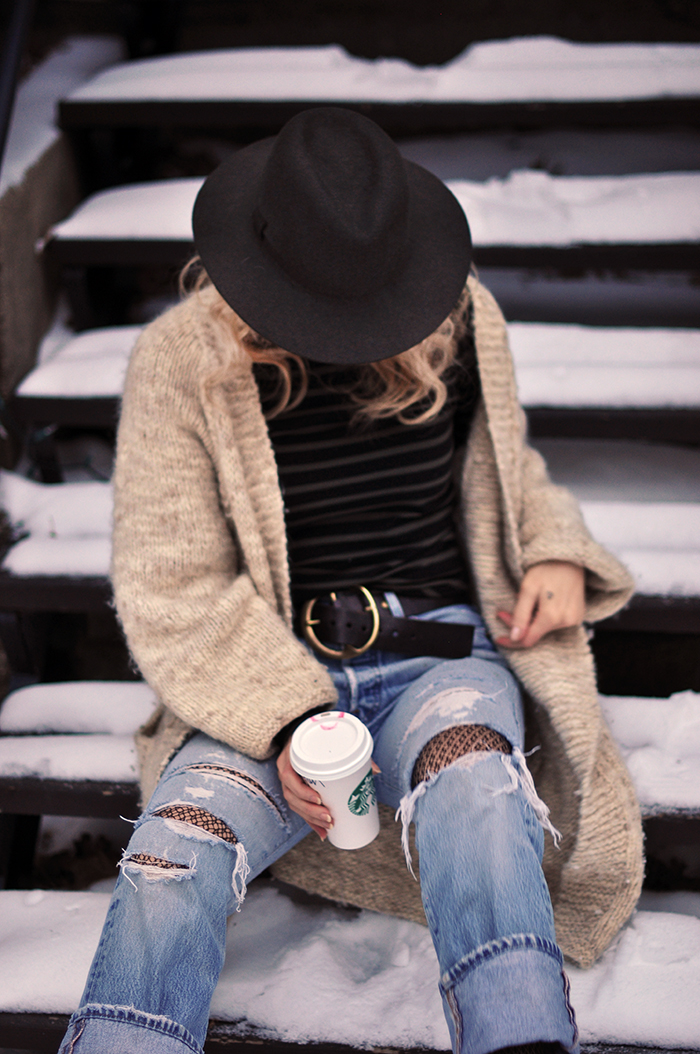 casual style in the snow-vintage levis-fishnets-oversized cozy cardigan sweater