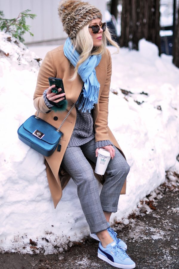 winter style in the snow-coach bag-grey look-camel coat-puma sneakers