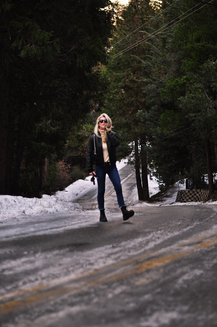 winter outfits in the snow with dr martens boots and jeans