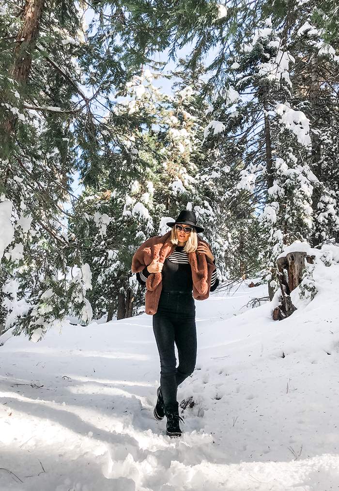 winter style-outfit in the snow-black overalls