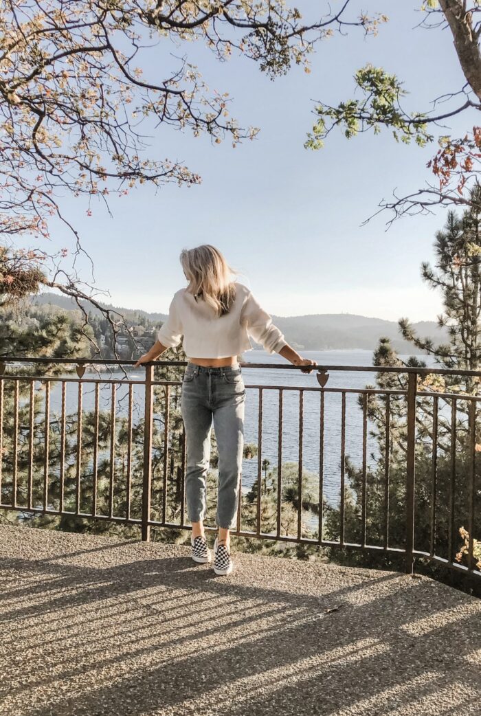 retro high rise light wash jeans with cropped white sweatshirt and vans in lake arrowhead california