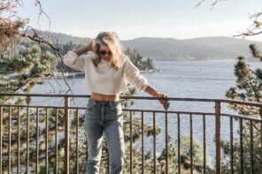 lake arrowhead, high waist jeans and cropped white sweatshirt, checkered vans