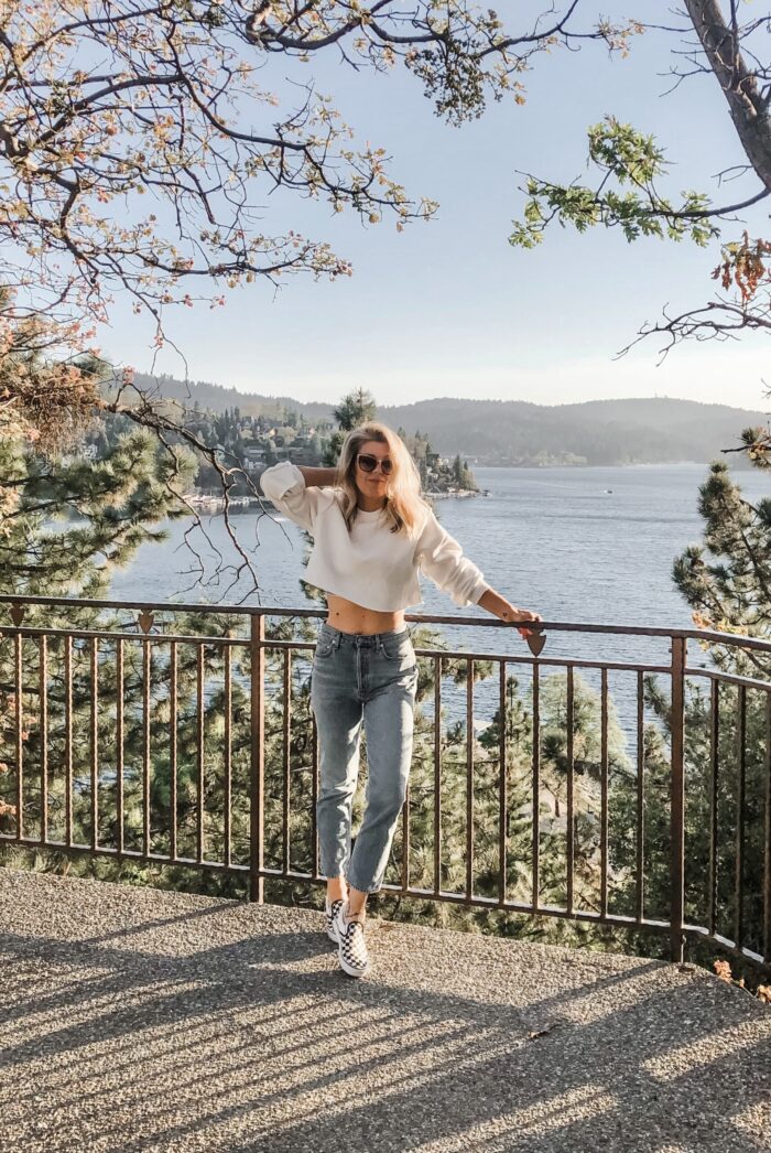 retro high rise light wash jeans with cropped white sweatshirt and vans in lake arrowhead california