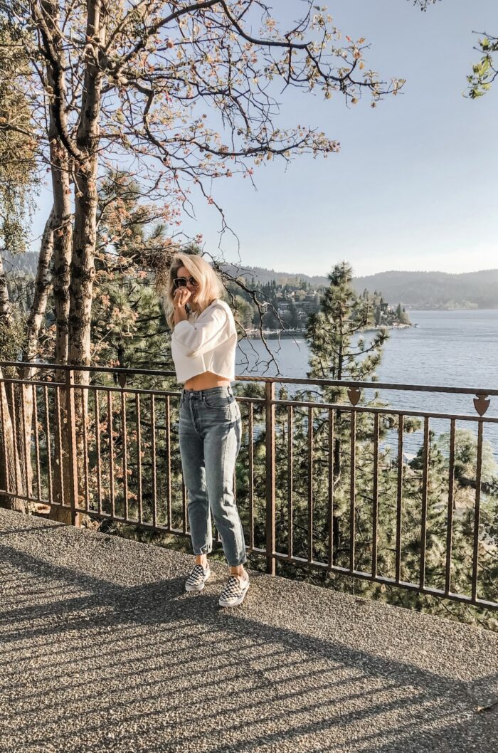 retro high rise light wash jeans with cropped white sweatshirt and vans in lake arrowhead california