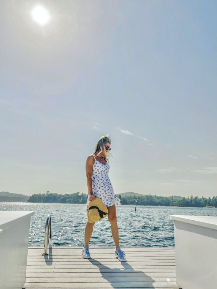 white sundress with blue flowers, on the lake, lake arrowhead, water, seascape, lakes in california, lakes near los angeles, summer style, lake life, lake dress, on a dock, boat life, docks in lake arrowhead, summer fashion