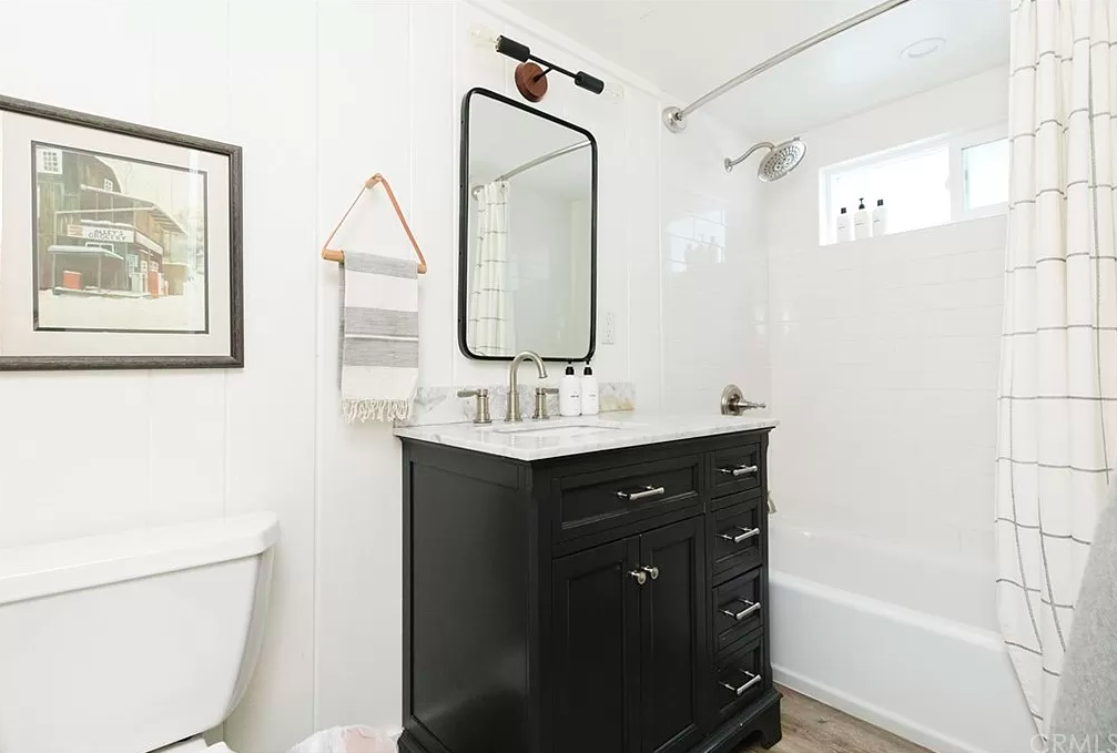 white and black bathroom ideas