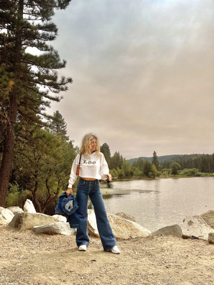 lee jeans, lee cropped hoodie sweatshirt, lake arrowhead, pretty sky, landscape, blogger, outfit, fit, what to wear, standing by a lake