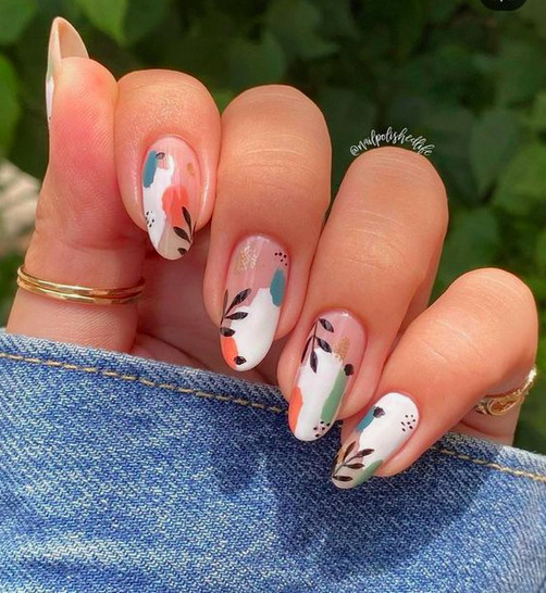 spring nails, flower nails, nail art, manicures with flowers, nail art inspiration, spring 2022 nail art trends