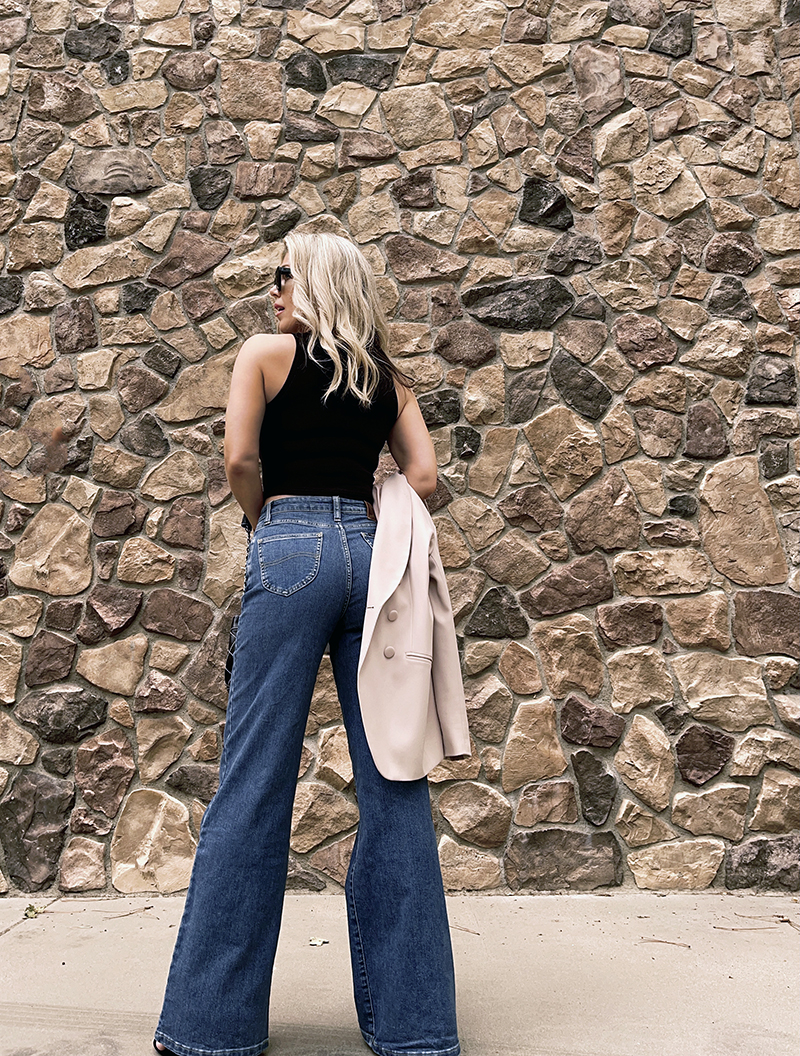 casual fall style, autumn look, wide leg jeans, high waist jeans, jeans and blazer, vintage style, 90s look, retro style, fall outfit, new look jeans, jeans and blazer, crop tops