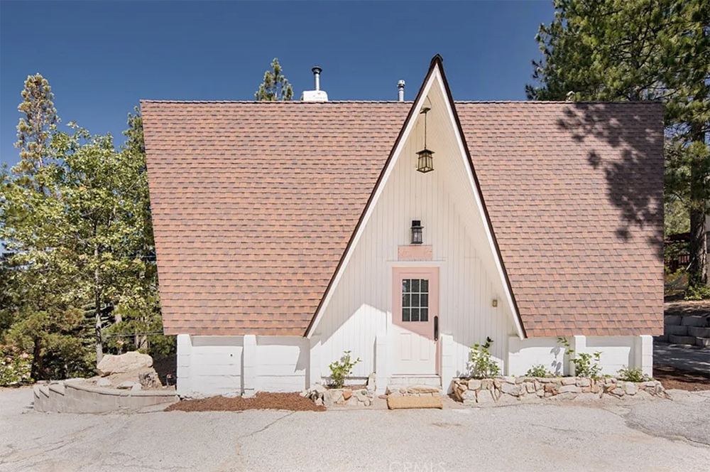 little-apple-a-frame-white-cabin-pink-door-in-the-mountains-lake-arrowhead-running-springs