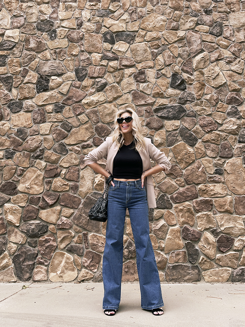 casual fall style, autumn look, wide leg jeans, high waist jeans, jeans and blazer, vintage style, 90s look, retro style, fall outfit, new look jeans, jeans and blazer, crop tops