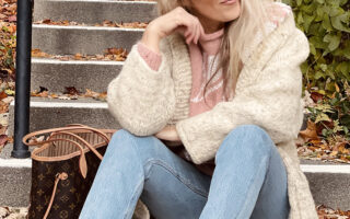 80s look with faded washed high waste jeans and vintage dusty rose mauve 80s sweater with ivory leaves for fall, a louis vuitton neverfull bag, fall style over 40, by lake arrowhead at sunset