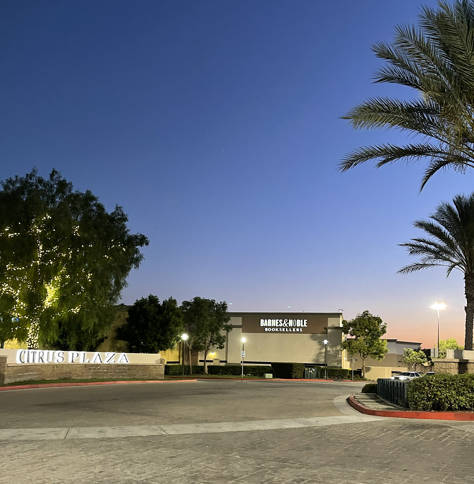 barnes and noble in redlands citrus plaza at dusk