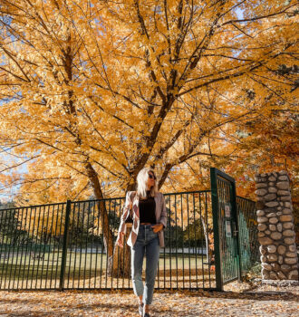 easy casual fall style jeans and a blazer