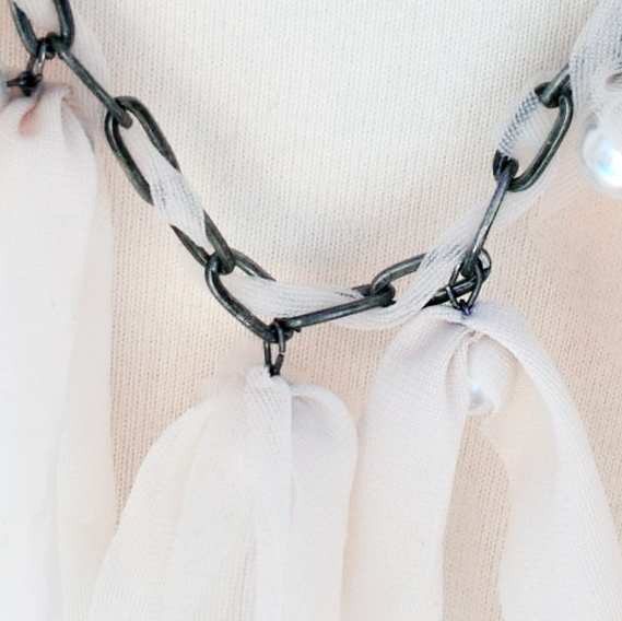 Pretty Chain Pearl Fabric Necklace by Lanvin DIY