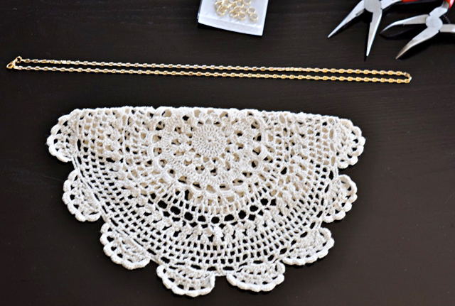 diy doily necklace