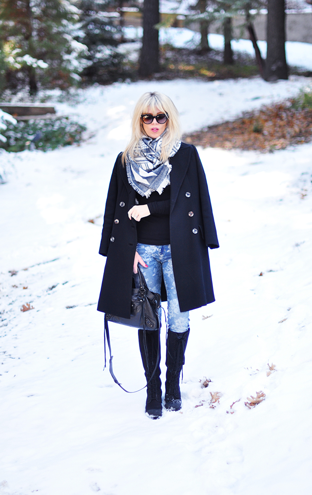 Black and blue outfit in the snow