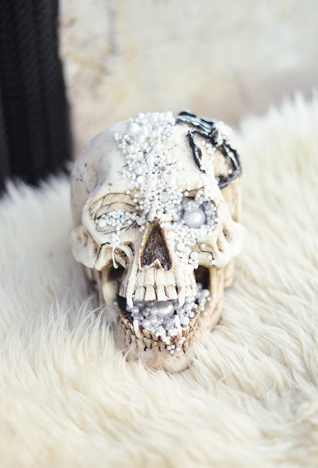 diy-glam-halloween-skull-decor