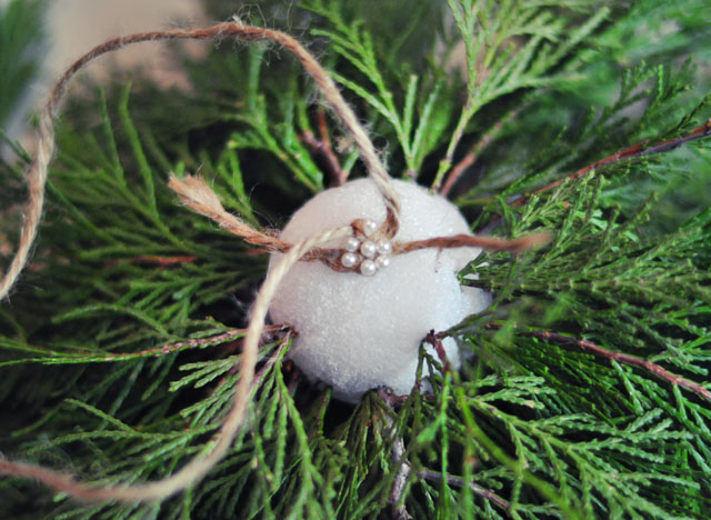 DIY Living Christmas ball decor-4