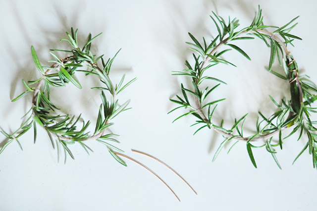 diy-rosemary-wreaths-2