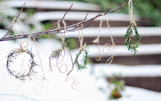 diy-ornaments-in-the-snow