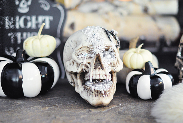 hallowen-decor_glam-skull_black-and-white-pumpkins