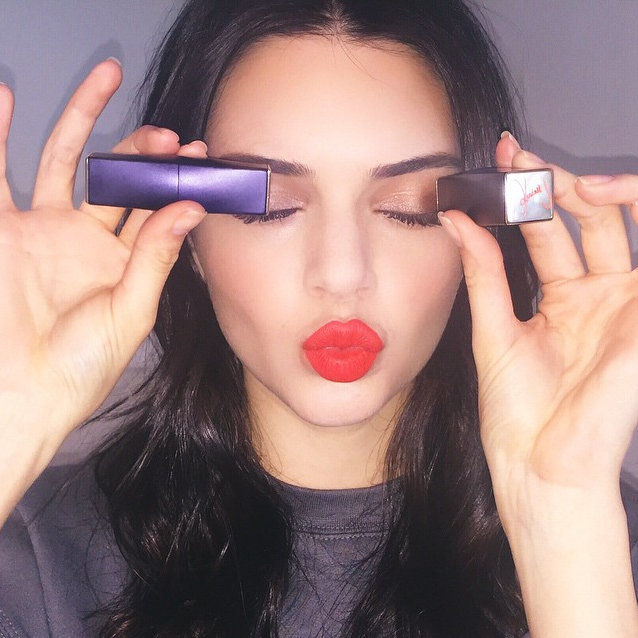 Kendall Jenner makeup+red lips