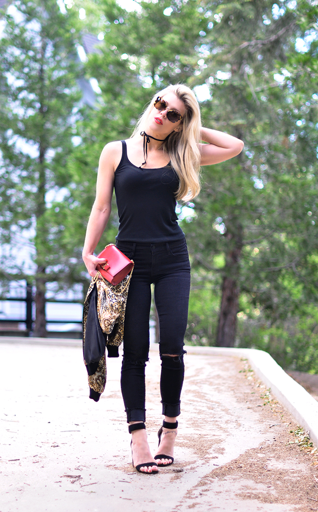 all black outfit_red bag and lips
