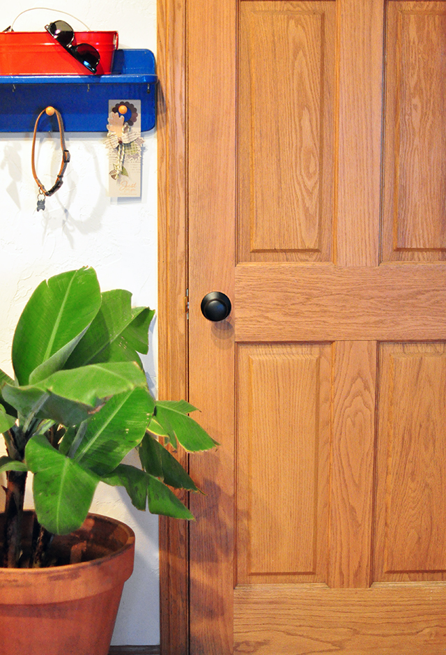 black-bronze-door-knobs_wood-door