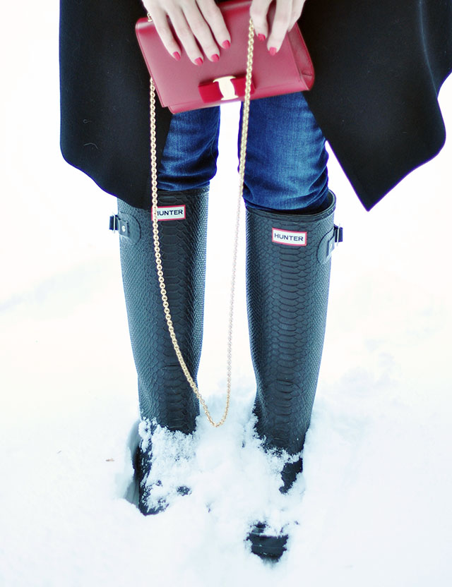 black hunter boots+red ferragamo bag+ jeans in the snow