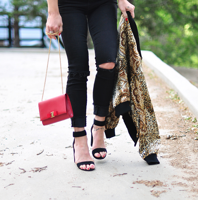 black jeans_black sandals