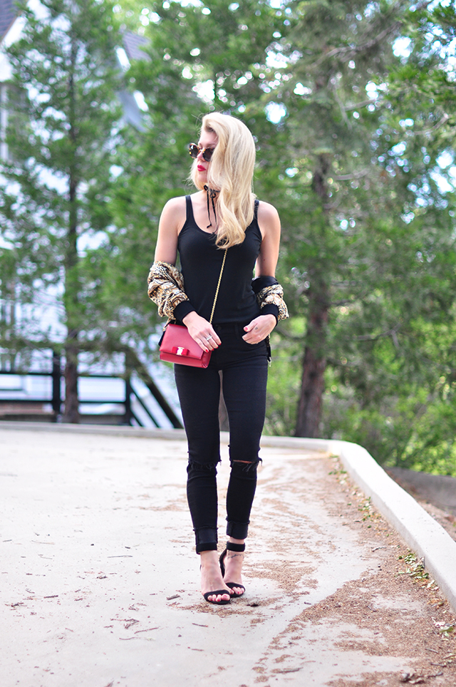 black jeans_black tank_ red lips and bag