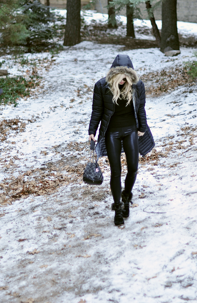 black-on-black-in-the-snow_shiny-leggings