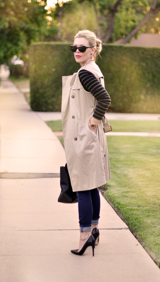 Sleeveless trench coat with jeans and stripes