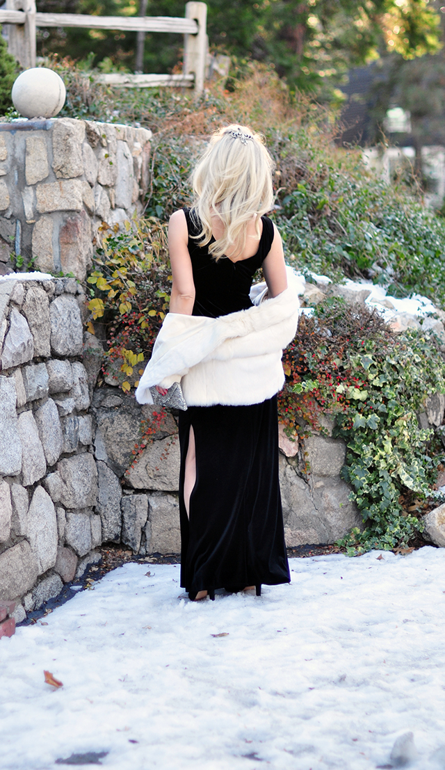 black-velvet-holiday-dress-in-the-snow