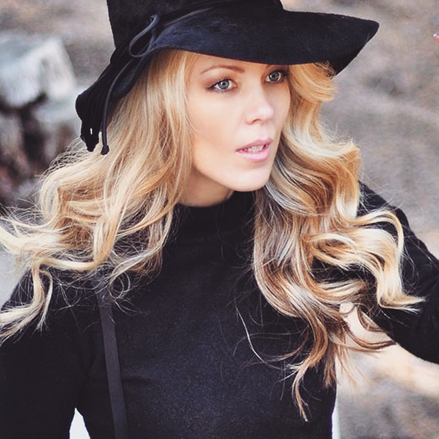 blonde waves+black hat