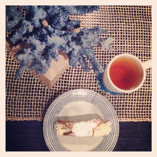 canoli and tea