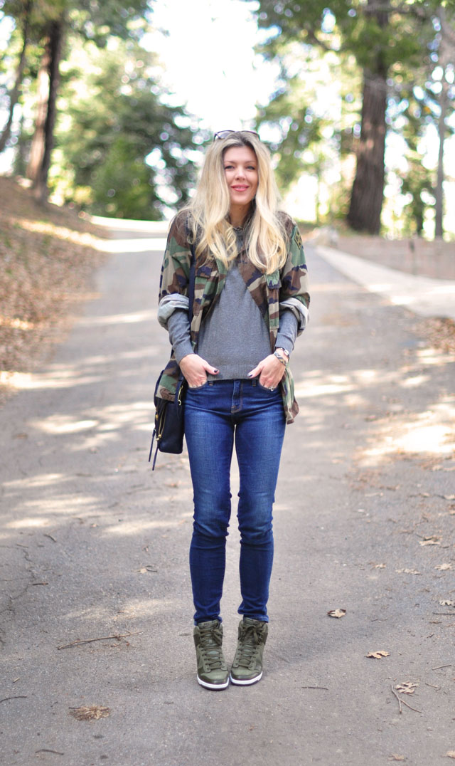 casual outfit-jeans-camo-sneaker wedges