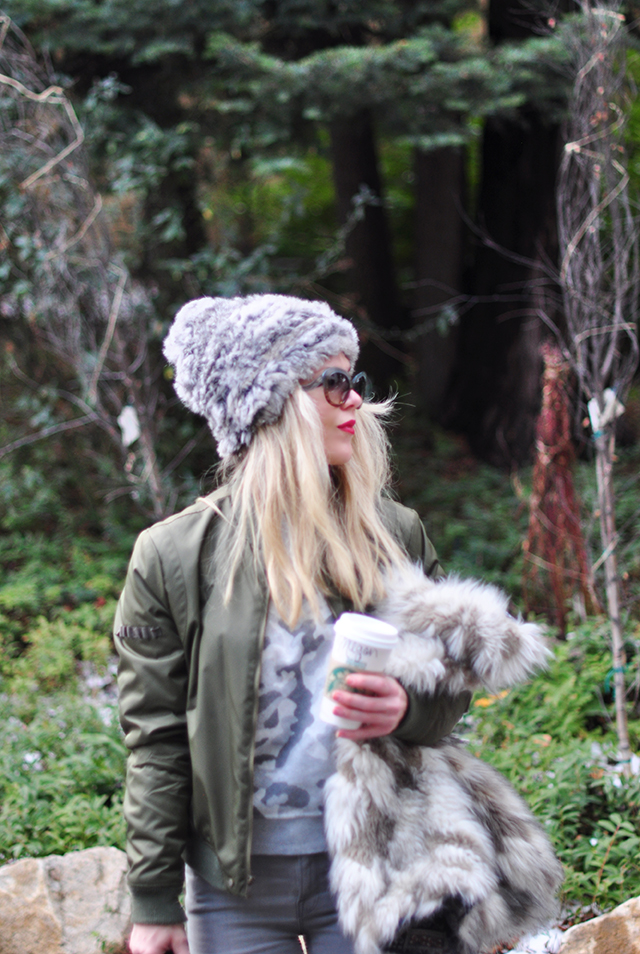 casual-winter-style_bomber-jacket_grey-camo_faux-fur