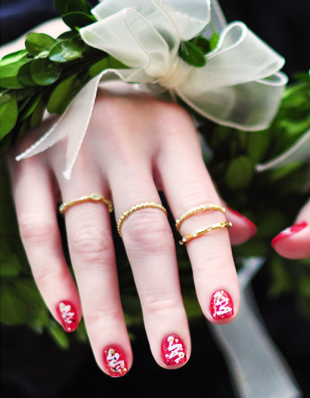 christmas nails with wreath