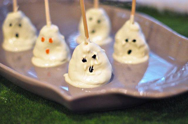 cute halloween desserts -ghost upside down cake pops