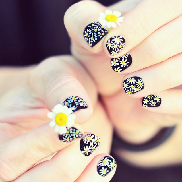 daisy nails